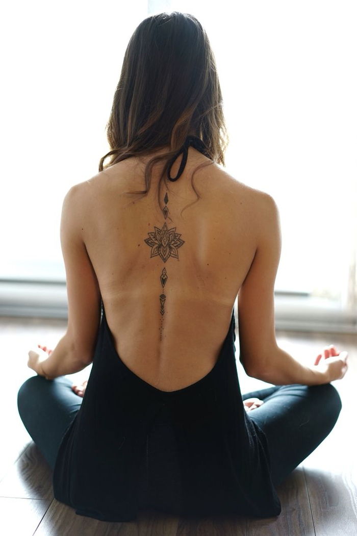 Tattoo idéer för kvinnor, tillbaka tatuering, lotus, djupa bakskärning, sommar look