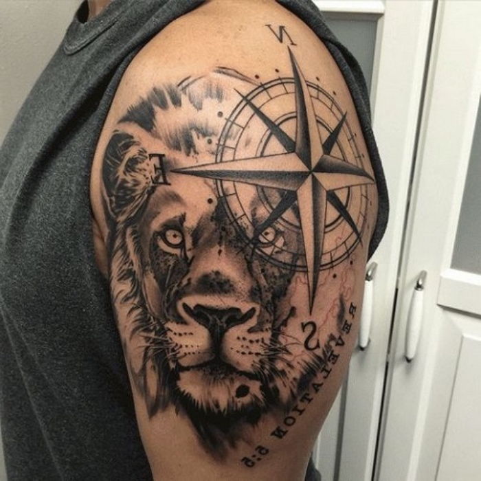 didelis juodas liūtas ir didelis juodas kompasas ant peties - idėja kompaso tatuiruotė vyrams