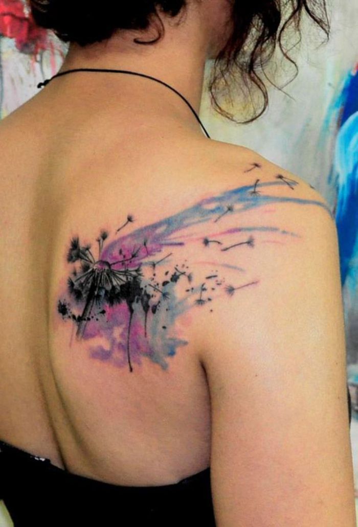 färgad tatuering, maskros, svart, blå och lila, tatueringar för rygg och axel