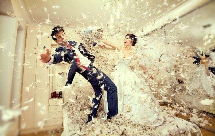 smešne poročne fotografije, Pillow Fight med-the-neveste in ženina