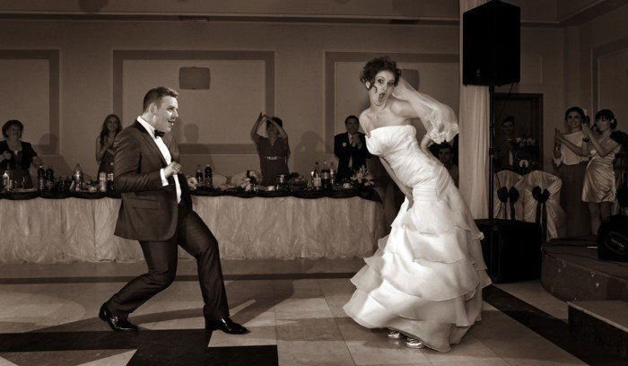 smešne poročne fotografije-v-prvi-ples