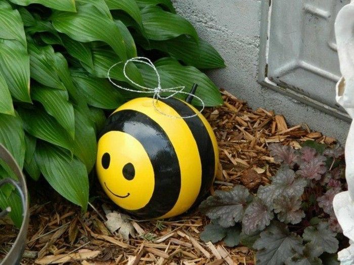 funny-Gartendeko-zelf-make--bee made-a-ball