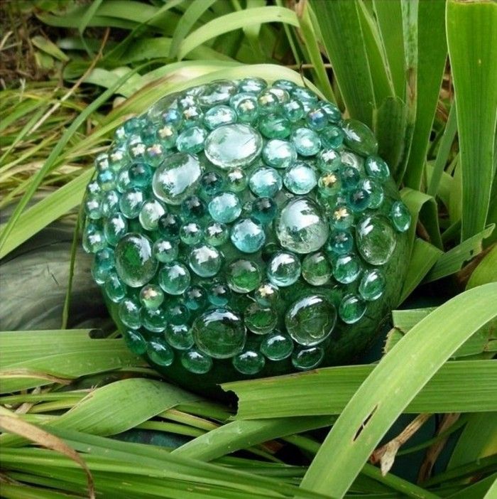 funny-Gartendeko-yourself-make-a-ball-s-svetlých kameňov