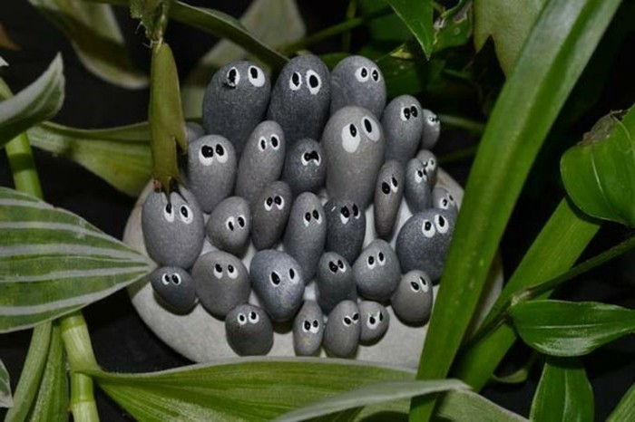 funny-Gartendeko-själv-göra-små-stenar-mycket-cool-dekorerade