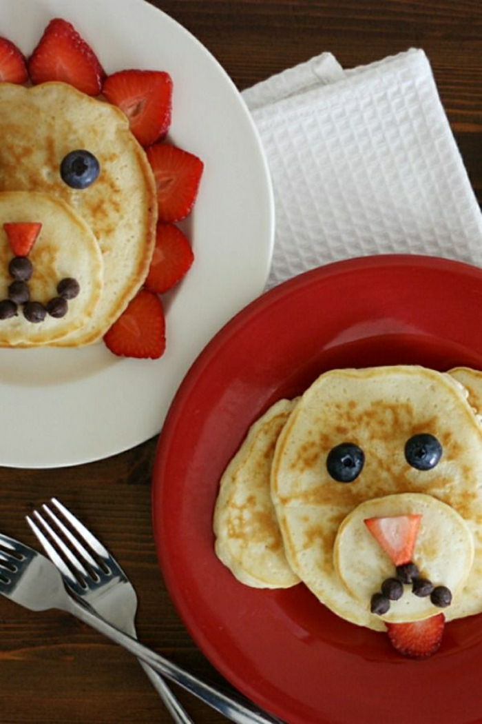 miúdos engraçados aniversário refeição pancake strawberry-blueberry