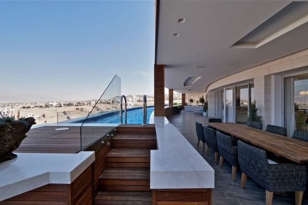 luksuriøse og fantastisk terrasse-med-moderne-basseng