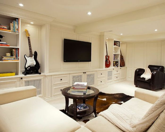 lyx vardagsrum inredning-vit-möbler runt soffbord Fur akustisk gitarr dekoration
