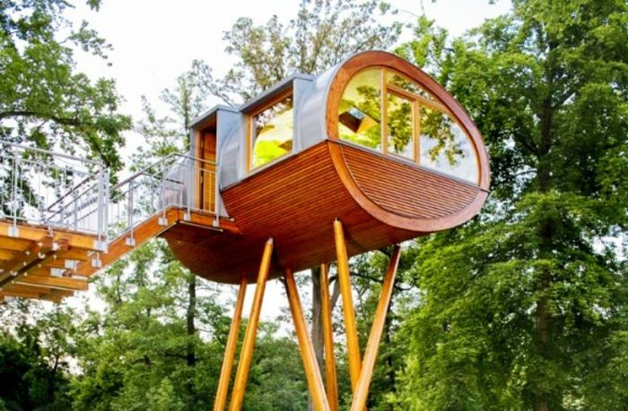 luxusným treehouse-zelené-stromy-pra-look