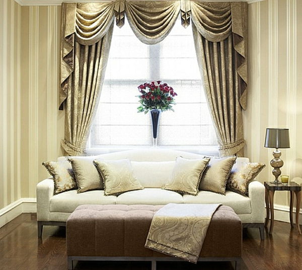 Cortinas opacas em esquema de cores douradas para uma agradável sala de estar