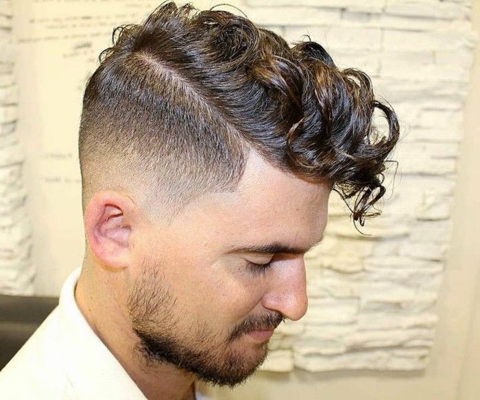 Maenner-frisyrer-curly-hair-medel fade-cut-2017-trender-justin-timberlake-combover-frisyr