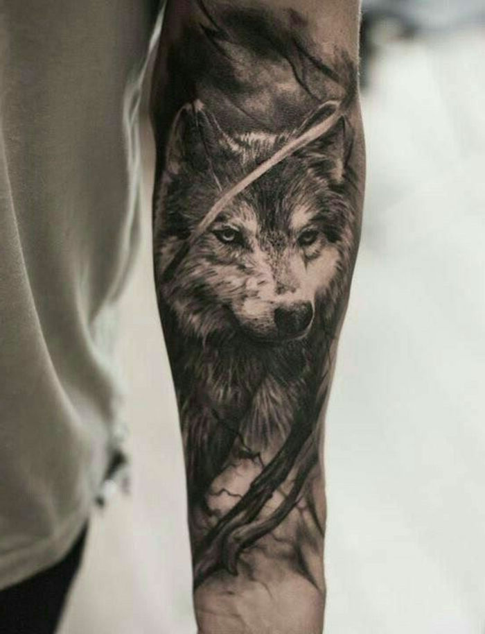 Ranka su juodojo vilko tatuiruotė - tatuiruotės vilkas