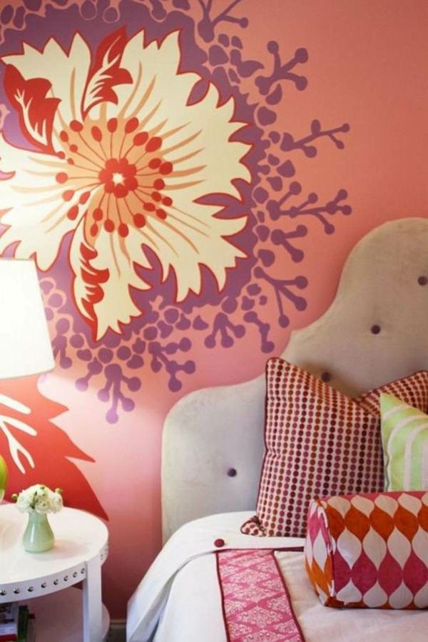 schilderij-stencil-bij-de-rooskleurige-muur-in-de-slaapkamer-perzikkleuren