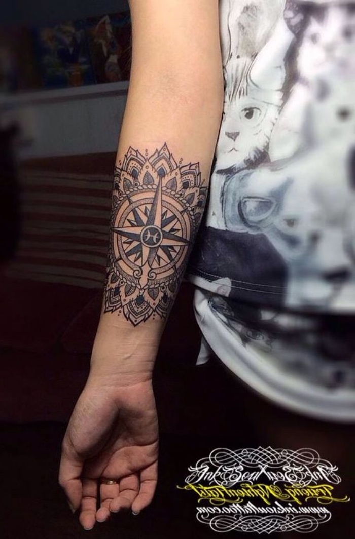 En bra idé för en liten svart tatuering med en mandalkompass på handen