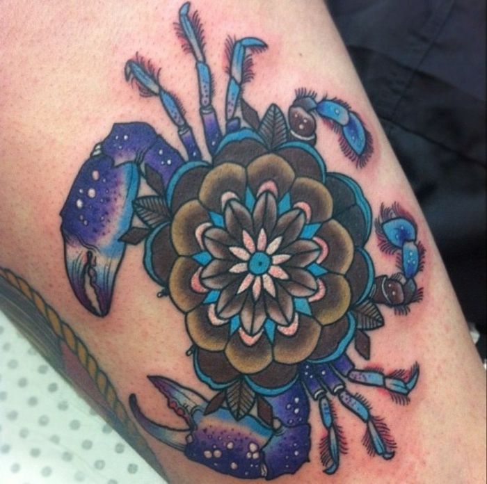 stor tatuering av stjärntecken Cancer med en blomma i mitten, blå-lila stjärntecken tatuering med en liten mandala, tatuering med blommigt motiv