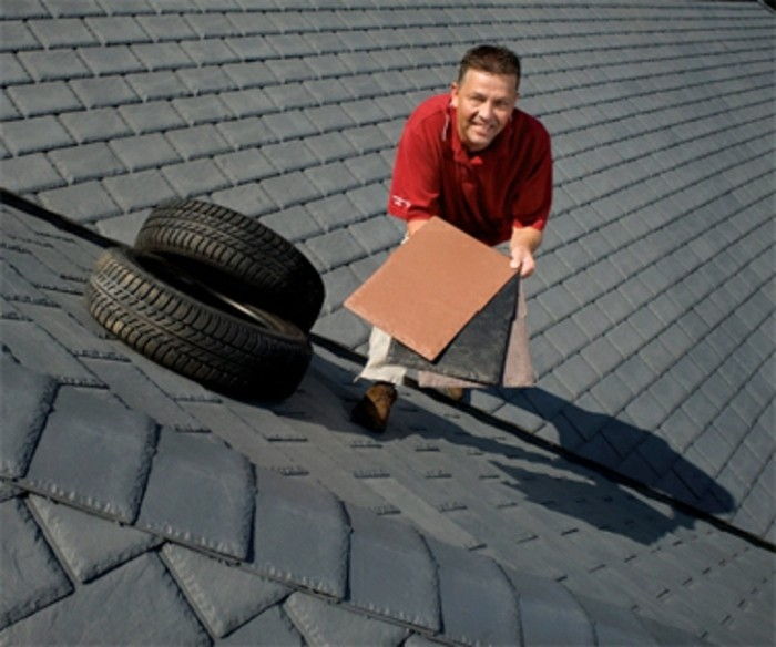 človek-on-the-streho-uporabljajo pnevmatike recikliranje izvirno Praktično Ideja