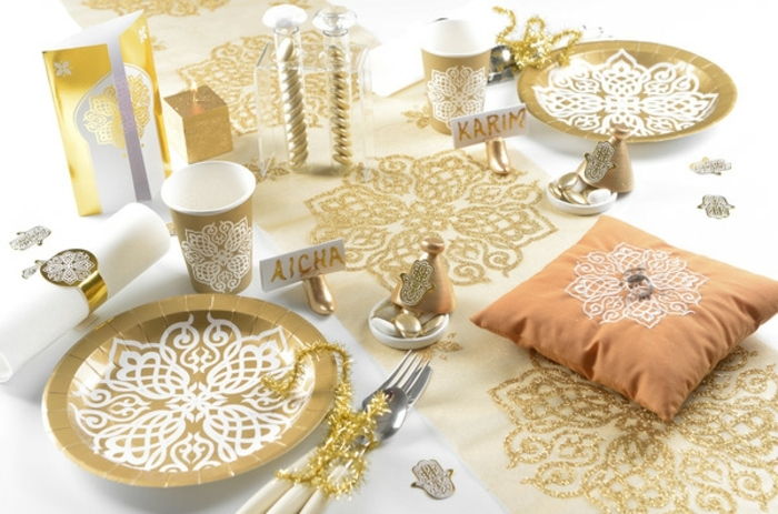 orientalsk dekorasjon for bordet hvit duk med gylne motiver Golden plates tallerken glass serviett