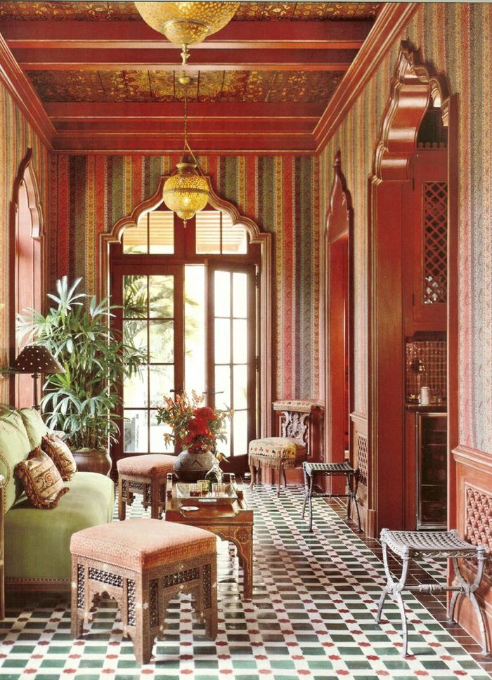orientalsk dekor inspirerende design interiør i grønn oransje rød fargerik fliser fantastisk golden lustres stort vindu