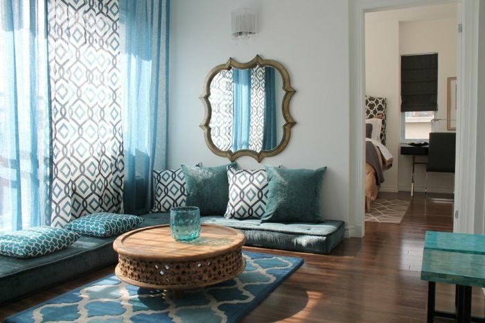 orientalske deco ideer stue design innredning i hvitt blå turkis og brunt tre tinder bord speil