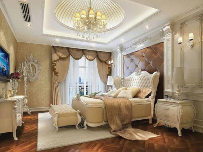 orientalske levende dekorasjoner i det luksuriøse soverommet takseng speil lustres skap draperier luksus
