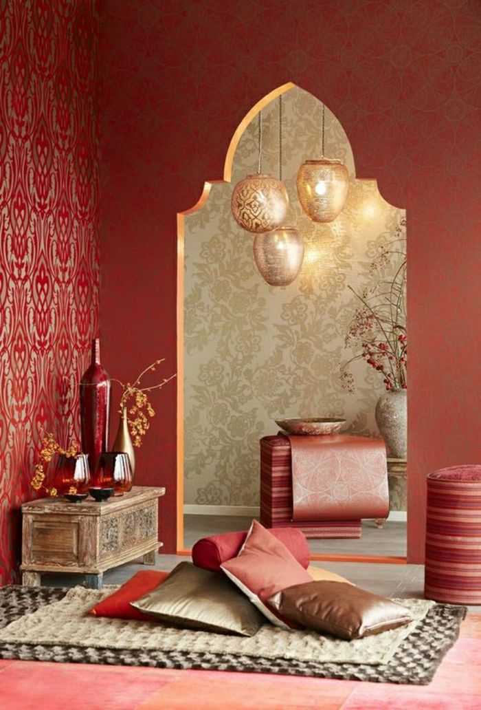Sprostitvena soba z rdečimi terakotnimi stenami, majhna dekorativna lesena škatla s štirimi vazami, stena z vzorčenimi ozadji, dekorativna vaza z ikebanadeko na hodniku