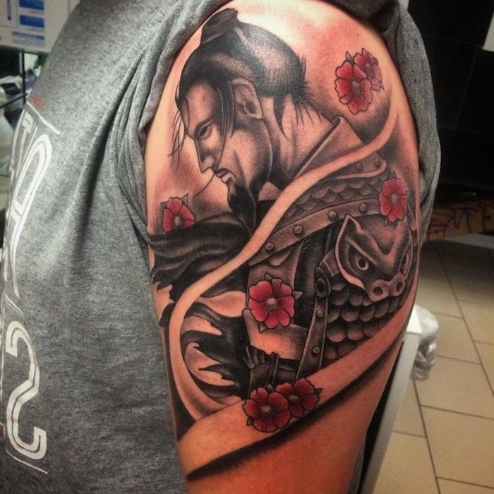 tatuaggio da combattente, t-shirt grigia, uomo con i capelli neri, fiori rossi