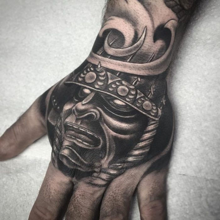 Guerriero giapponese, mano, tatuaggio a mano in nero e grigio, maschera, casco