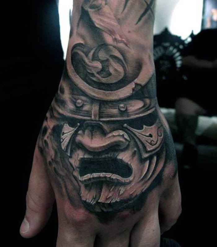 Guerriero giapponese, maschera, casco, mano, tatuaggio