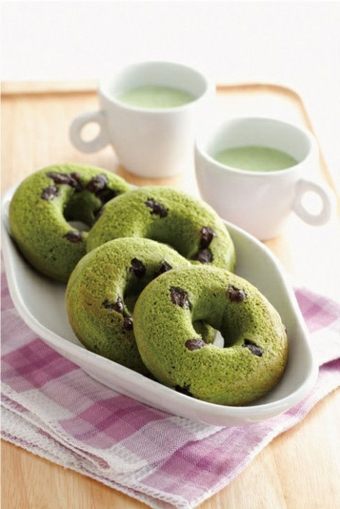 matcha-recepten-groen-biscuits-ringen-van-matcha-and-chocolademelk-grote-servet-in-paars-wit