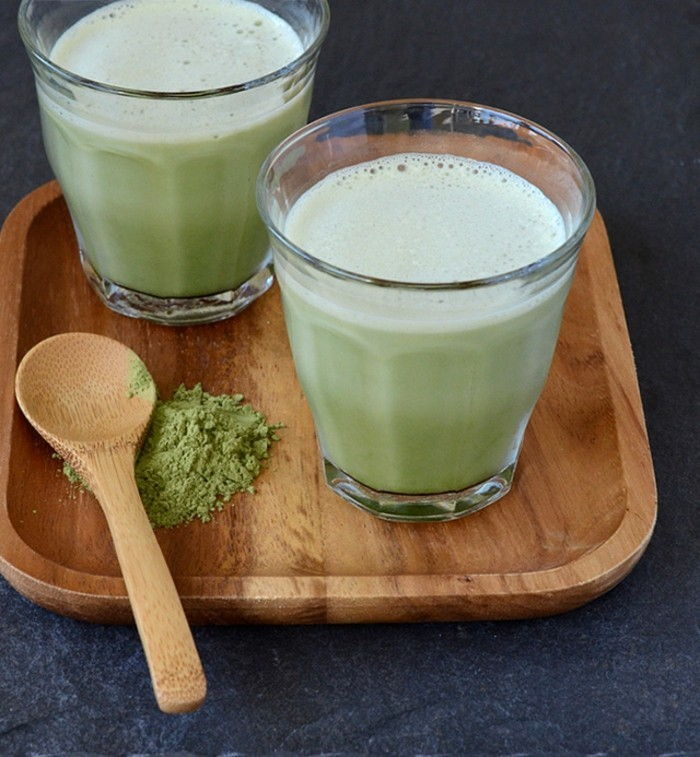 matcha-recepten-green smoothies-in-twee-glans-met-schuim-lekker-en-gezond-breakfast: