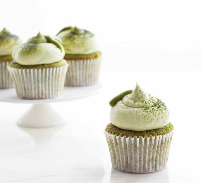 matcha-recepten-mini-muffins-decoreren-matcha-in-deeg-en-color-dessert in-deco-cream-for-mooie-groen-