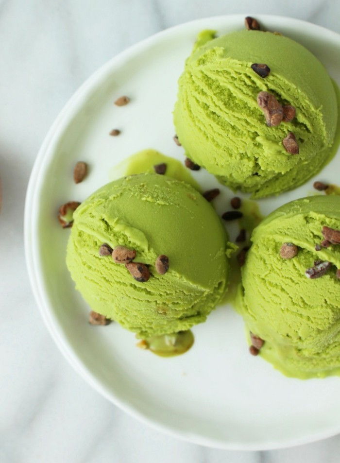 matcha-shake-ijs van bio-matcha en cacaobonen en chocolade stukjes-3-balls-ice-green