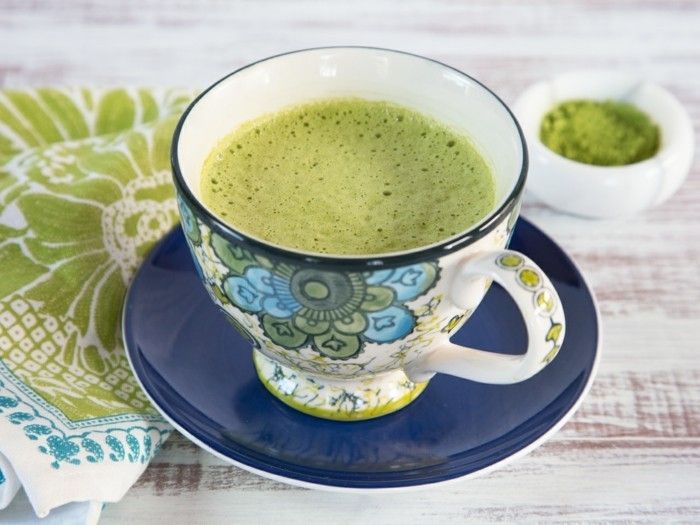 matcha shake-Japanse groene thee-in-a-klein-cup-in-Chinees-Porzelan
