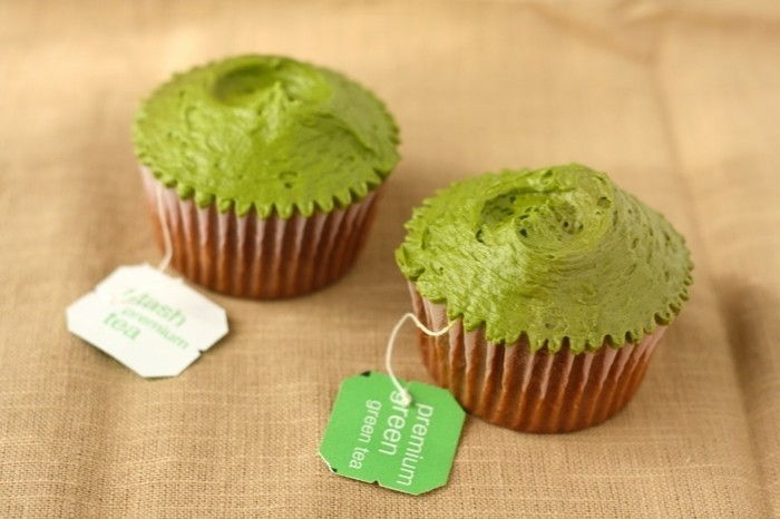 matcha shake-matcha-muffins-decoreren-met-ambassade-for-the-mensen-surprise-green-color-bio