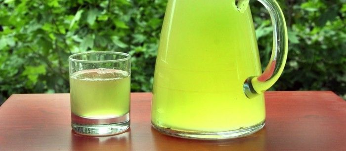 matcha shake-tee-in-zomer-koude-out-of-Japanse groene thee-glas-in-tuin