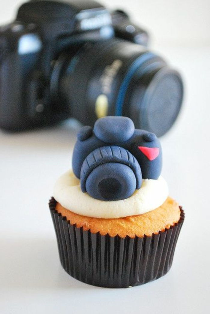 kleine cupcake versierd met zwarte fondant camera