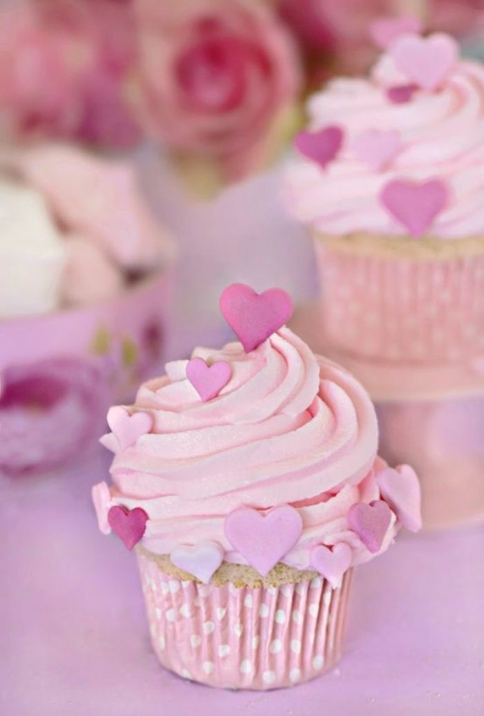 cupcake versierd met roze fondant en crème harten