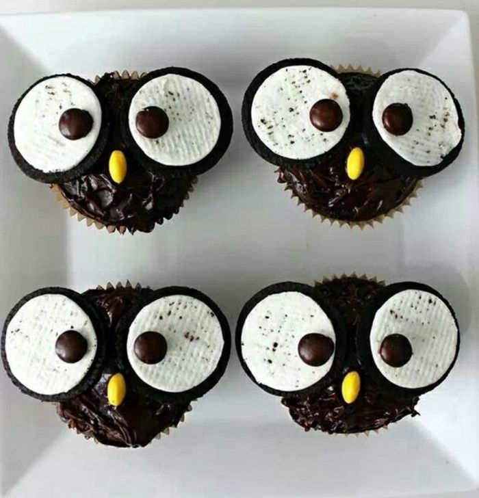 muffin uilen gemaakt van chocolade en ogen gemaakt van erwt koekjes