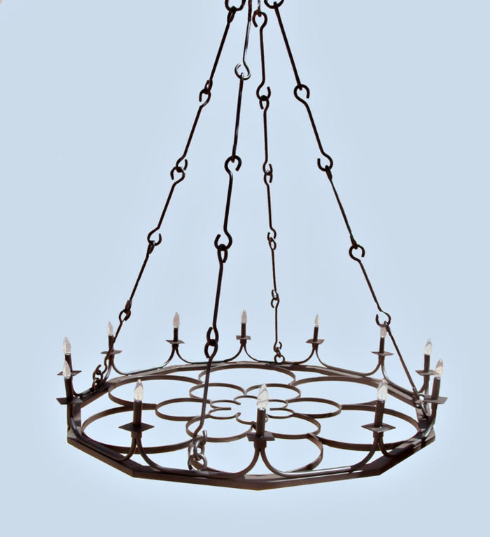 Lestenec v minimalističnem gotskem slogu prepletenih kovinskih elementov