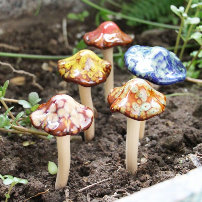 tinkering med blomkrukor svampar dekorativa element i kruken anses också som en vacker dekoration för kruka