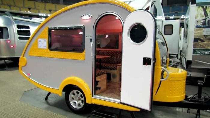 mini-campingvogn-modell-in-gul-og-grå