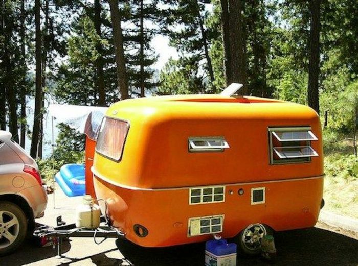 mini-caravan-orange-modell-in-the-skogen