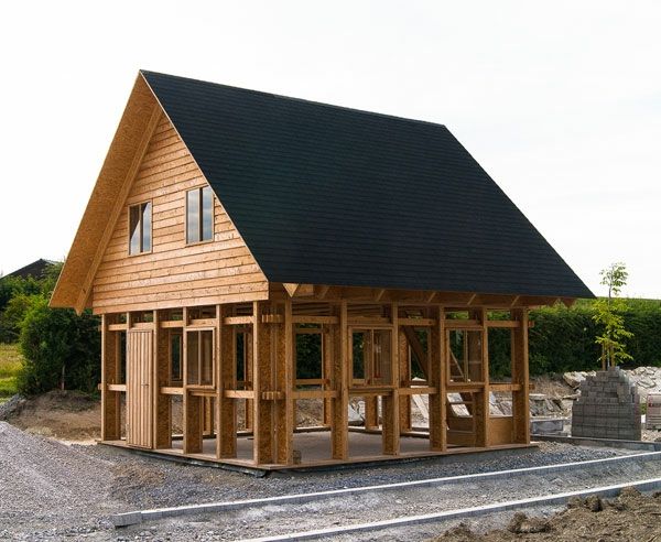 minihaus-cena v izgradnji - streha v črni barvi