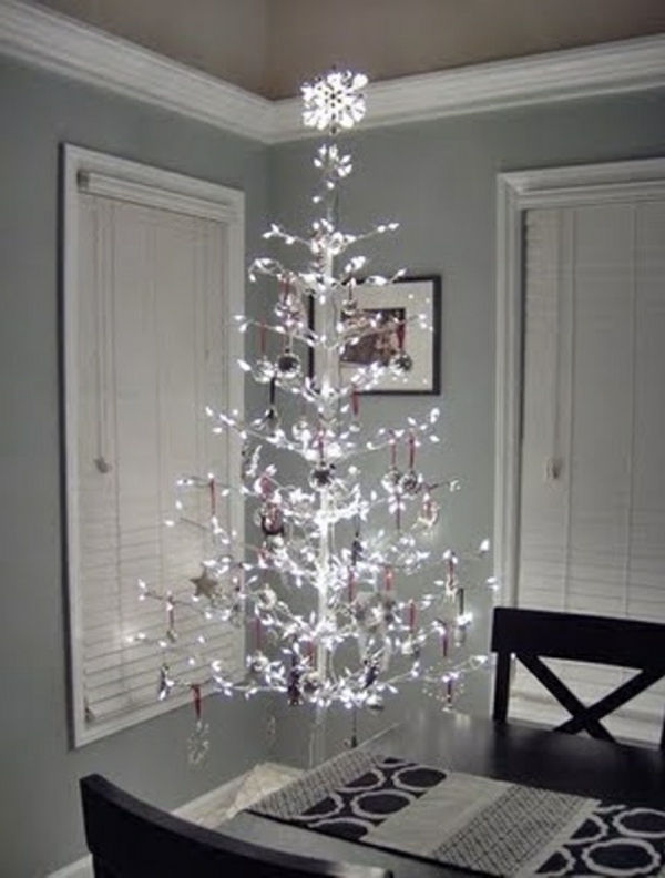 białe świąteczne dekoracje - fajny model choinki - jasny