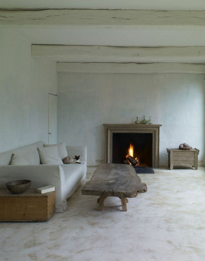 minimalistisk oppsett-country style-møbler-salongbord hvit sofa peis og hvite vegger