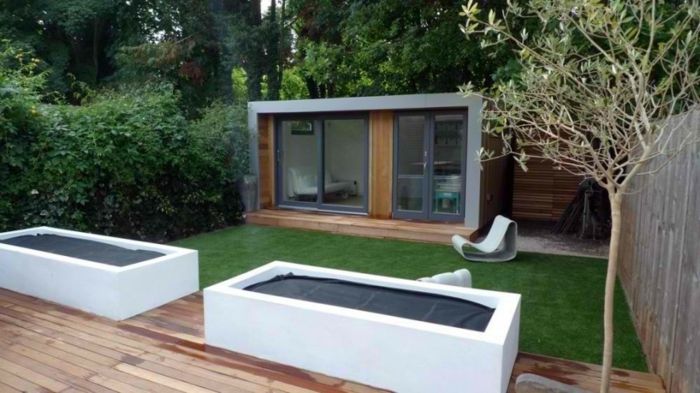 puristisk trädgård - ett minimalistiskt hus häck och små träd