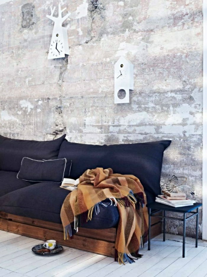 minimalistično notranjost-prostorsko-sobno palete Couch blue-oblazinjeno vintage odejo stenske ure, zidovi opeke