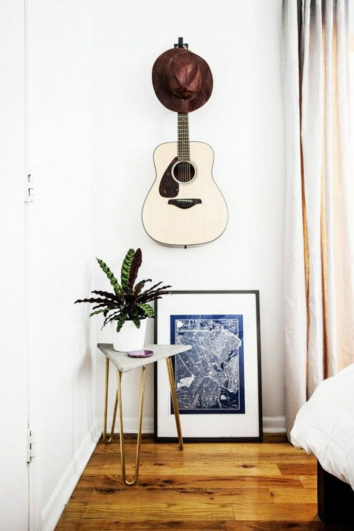 minimalistiska sovrum ursprungliga väggkonstruktion bruna hatt och vita akustisk gitarr