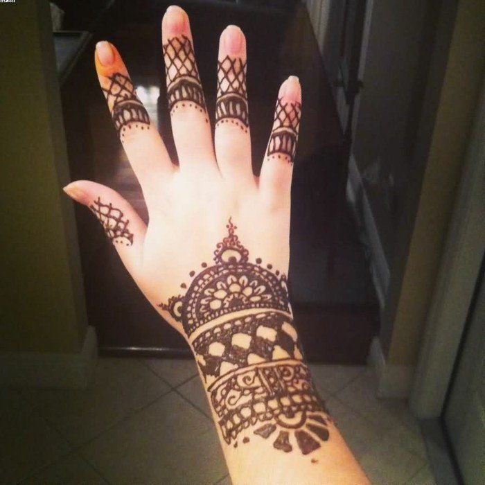 con l'henné tatuato mano tatuaggi-per-donne