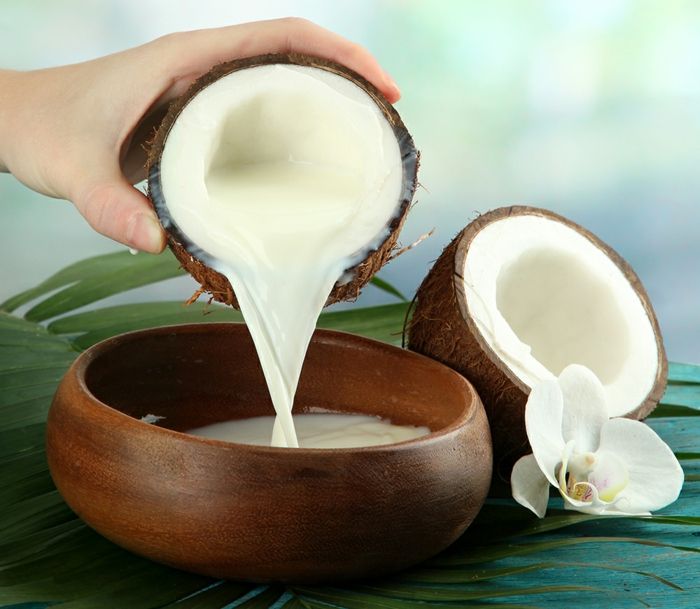Kokosmelken er kjent som en naturlig hårfjerning, kokosnøtt, treskål, hvit orkidé