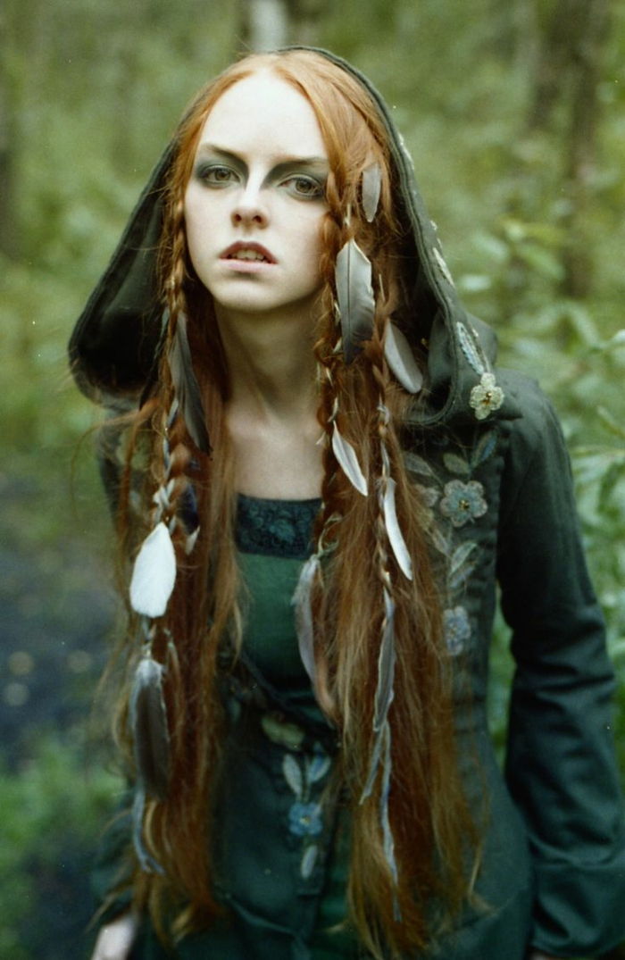 miške su plunksna plaukus raudona plaukai ragana, žalia suknelė - šukuosena viduramžius